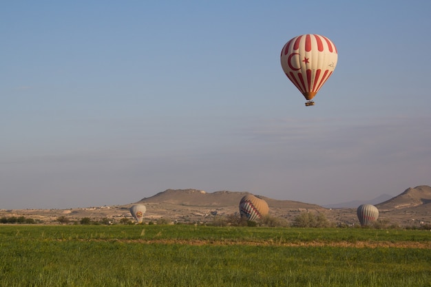 Schöne Ballon- und Landschaftsansicht in Kappadokien Türkei.