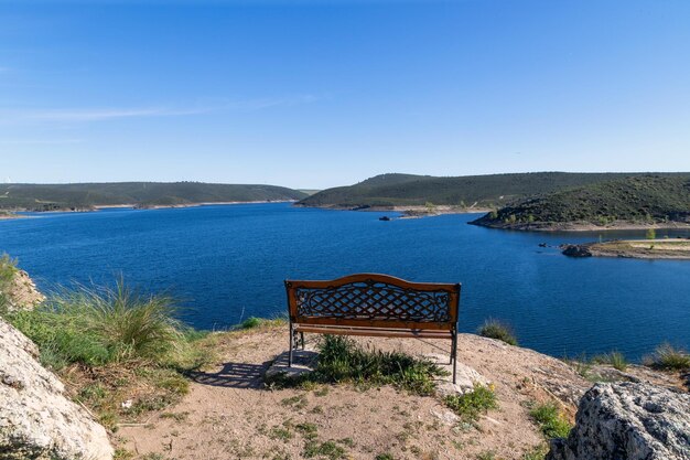 Foto schöne bank am aussichtspunkt ricobayo muelas del pan zamora spanien