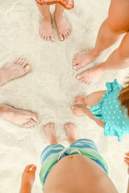 Schöne Beine im Sand des Meeres Griechenland