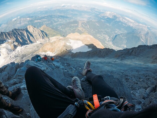 Schöne Beine vor dem Hintergrund der Berggipfel