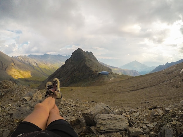 Schöne Beine vor dem Hintergrund der Bergspitzen