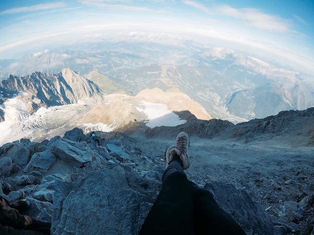 Schöne Beine vor dem Hintergrund der Bergspitzen