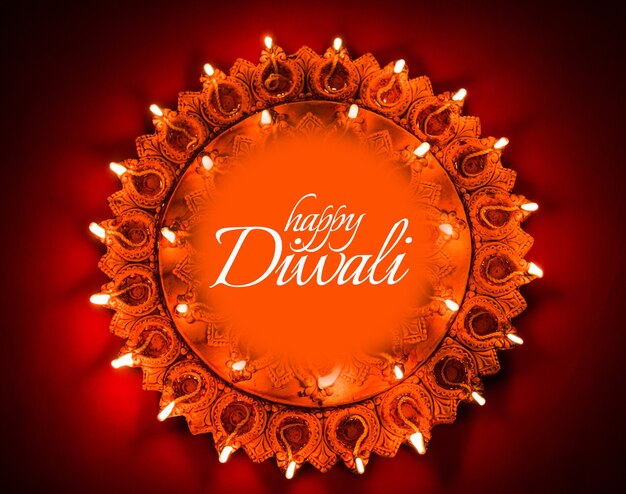 Schöne beleuchtete Terrakotta-Diwali-Diya-Platte in der Nacht, stimmungsvolle Beleuchtung, selektiver Fokus