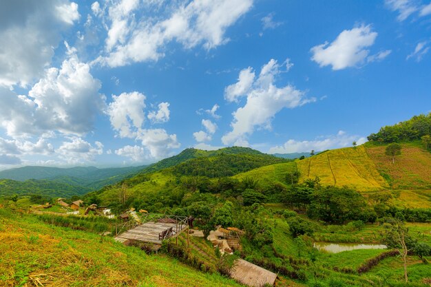 Schöne Berg- und Sky-Resorts in ThailandSchöne Drohne mit Blick auf die Bergluftlandschaft