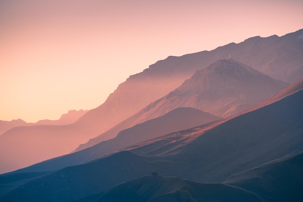 Schöne Berge bei Sonnenuntergang