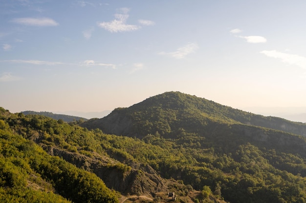 Schöne Berge mit sanften Hügeln in Albanien