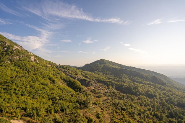 Schöne Berge mit sanften Hügeln in Albanien