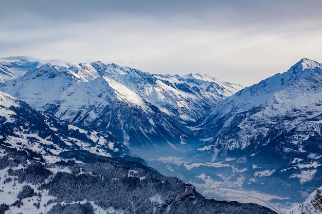 schöne Berge und Himmel im Winter