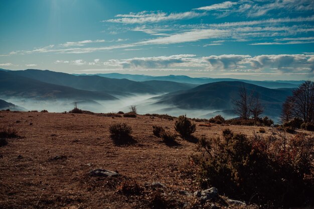 Schöne Berggipfel im Morgennebel