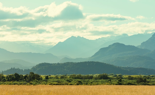 Schöne Berglandschaft entlang der Schotterstraße Carretera Austral im südlichen Patagonien, Chile