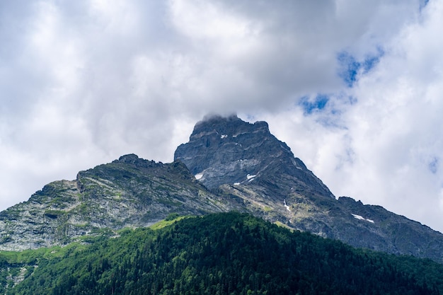 Schöne Berglandschaft im Sommer Mächtige Berge mit Schnee bei bewölktem Wetter