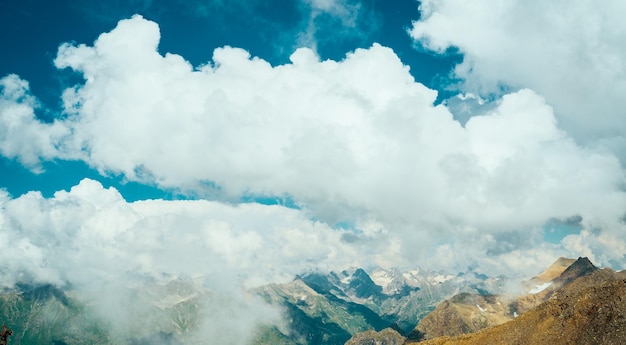 Schöne Berglandschaft in bewaldetem Gebiet im Sommer Mächtige Berge mit Schnee und grünem Array bei bewölktem Wetter