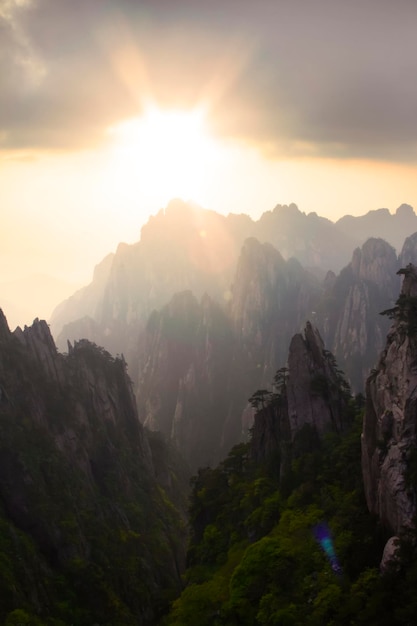Schöne Berglandschaft in China Huangshan während des Sonnenuntergangs