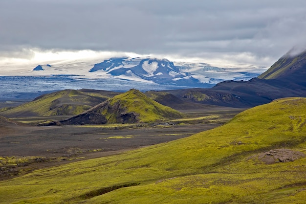 Schöne Berglandschaft in Island. Natur und Orte für wundervolle Reisen