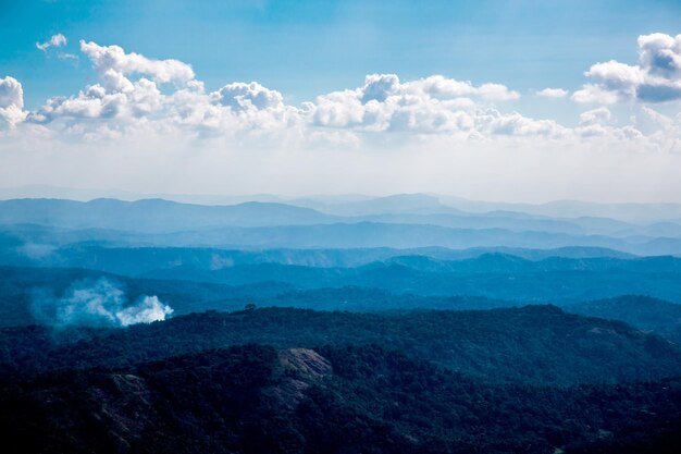 Schöne Berglandschaft mit blauem Himmel