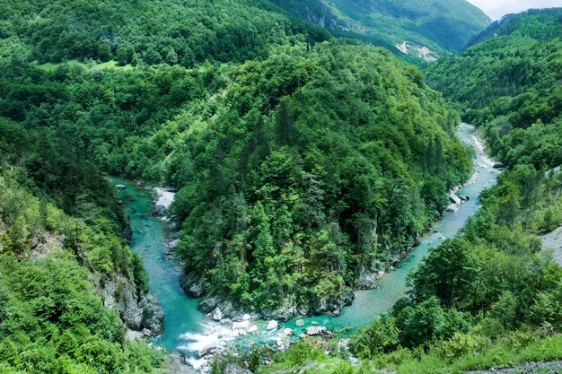 Schöne Berglandschaft mit Fluss