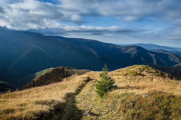 Schöne Berglandschaft mit Wolken