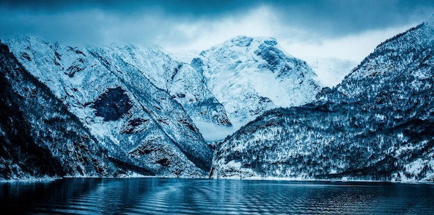 Schöne Berglandschaft norwegische Fjorde im Winter