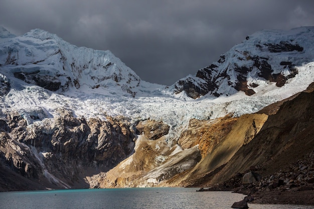 Schöne Berglandschaften in Cordillera Huayhuash, Peru, Südamerika