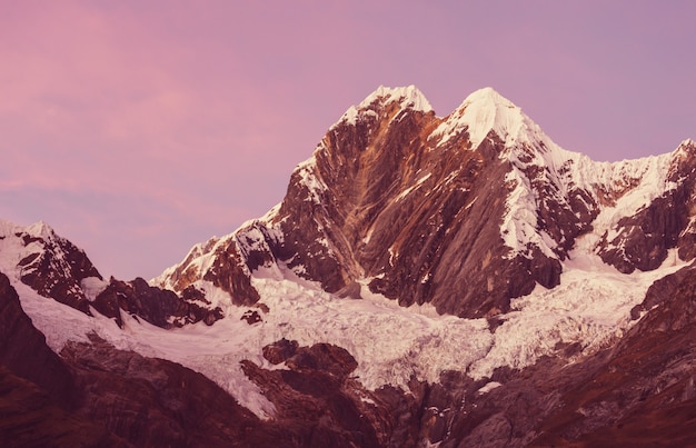 Schöne Berglandschaften in Cordillera Huayhuash, Peru, Südamerika