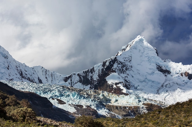 Schöne Berglandschaften in Cordillera Huayhuash, Peru, Südamerika