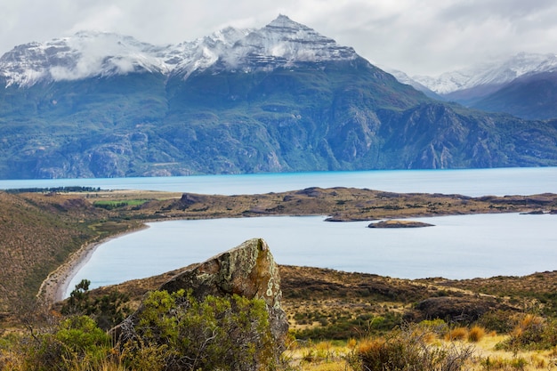 Schöne Berglandschaften in Patagonien. Gebirgssee in Argentinien, Südamerika.