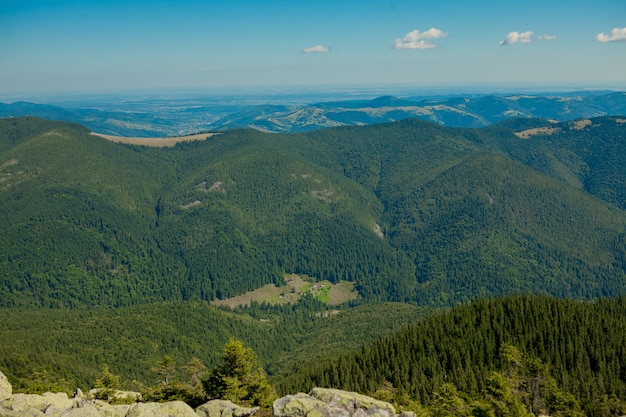 Schöne Berglandschaften mit den ukrainischen Karpaten