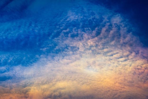 Schöne Bewegungsunschärfewolkenform auf blauem Himmel in der Sonnenuntergangzeit