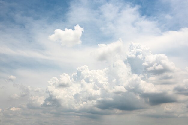 Schöne Bewegungsunschärfewolkenform auf blauem Himmel