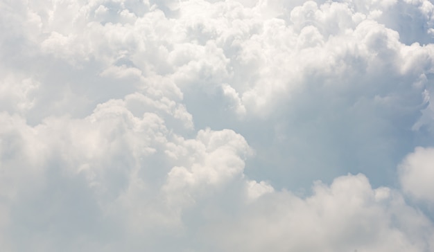 Schöne bewegungsunschärfewolkenform auf blauem himmel