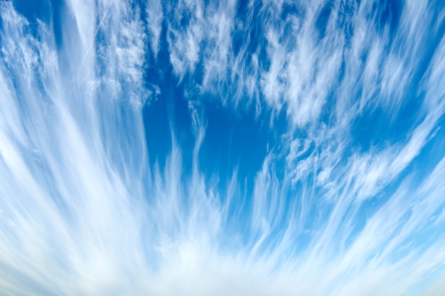 schöne bewölkte Landschaft mit Cirruswolken auf blauem Himmel