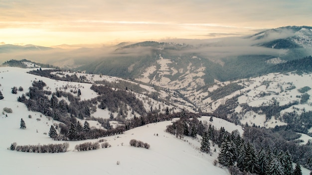 Schöne bezaubernde Aussicht auf Berge und Felsen