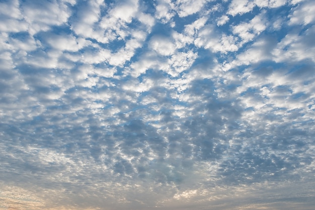 Foto schöne blaue himmel mit flauschigen wolken.