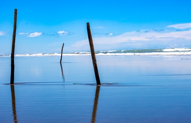 Schöne blaue Seestrandlandschaftsansicht mit Reflexion