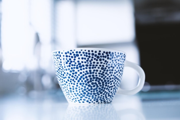 Schöne blaue Tasse auf dem Küchentisch