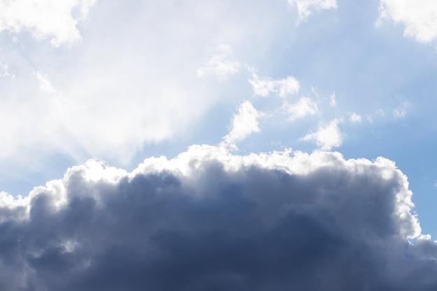 Schöne blaue Wolken im Himmel Hintergrund des blauen Himmels