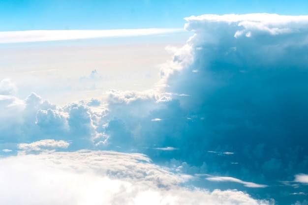 Schöne blaue Wolken und Himmel