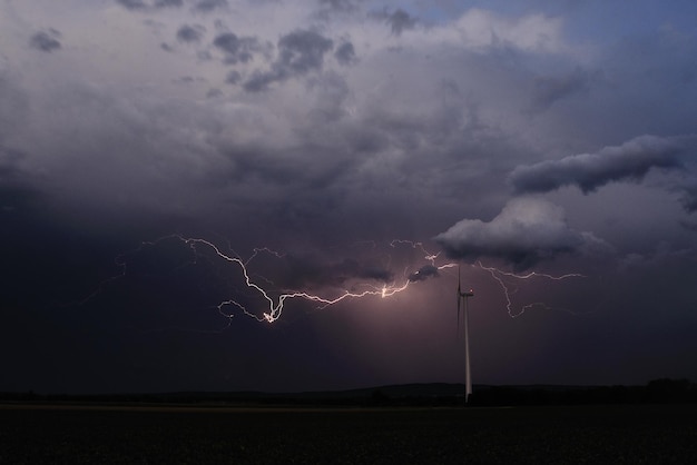 Schöne Blitz- und Windkraftanlage