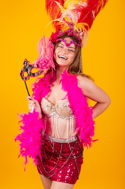 Schöne blonde Brasilianerin mit Queen-Kleidung aus dem Karneval der Samba-Schule Federkrone mit Karnevalsmaske