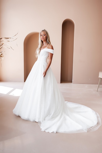 Schöne blonde Braut in einem Hochzeitskleid
