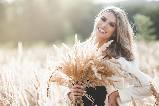 Schöne blonde Frau Closeup Portrait im Freien Lächelndes Gesicht Schöne Dame im Sommer Hintergrund Emotionale Frau im Freien