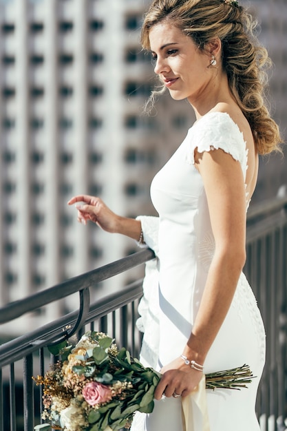 Schöne blonde Frau gekleidet in Weiß an ihrem Hochzeitstag vor der Heirat.