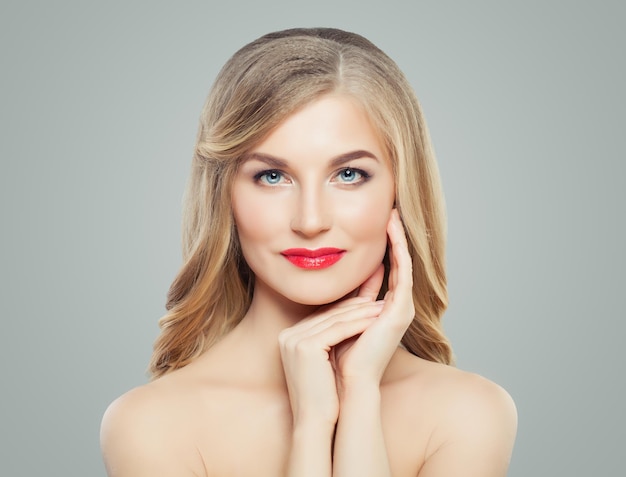 Schöne blonde Frau mit roten Lippen Make-up Gesichtsbehandlung Haarpflege und Kosmetik