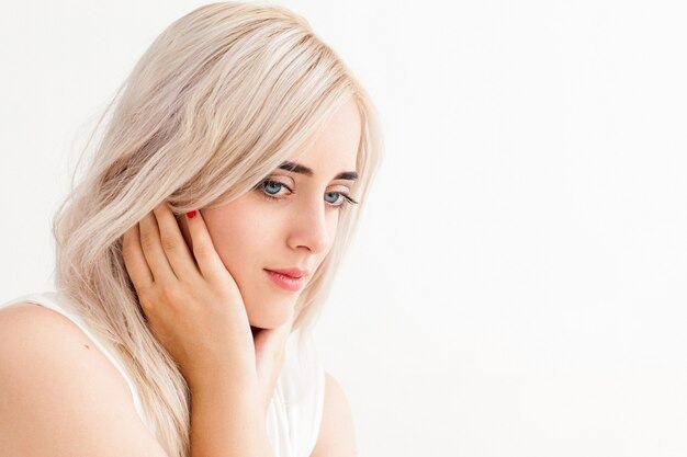 Schöne blonde Frau mit ruhigem Blick