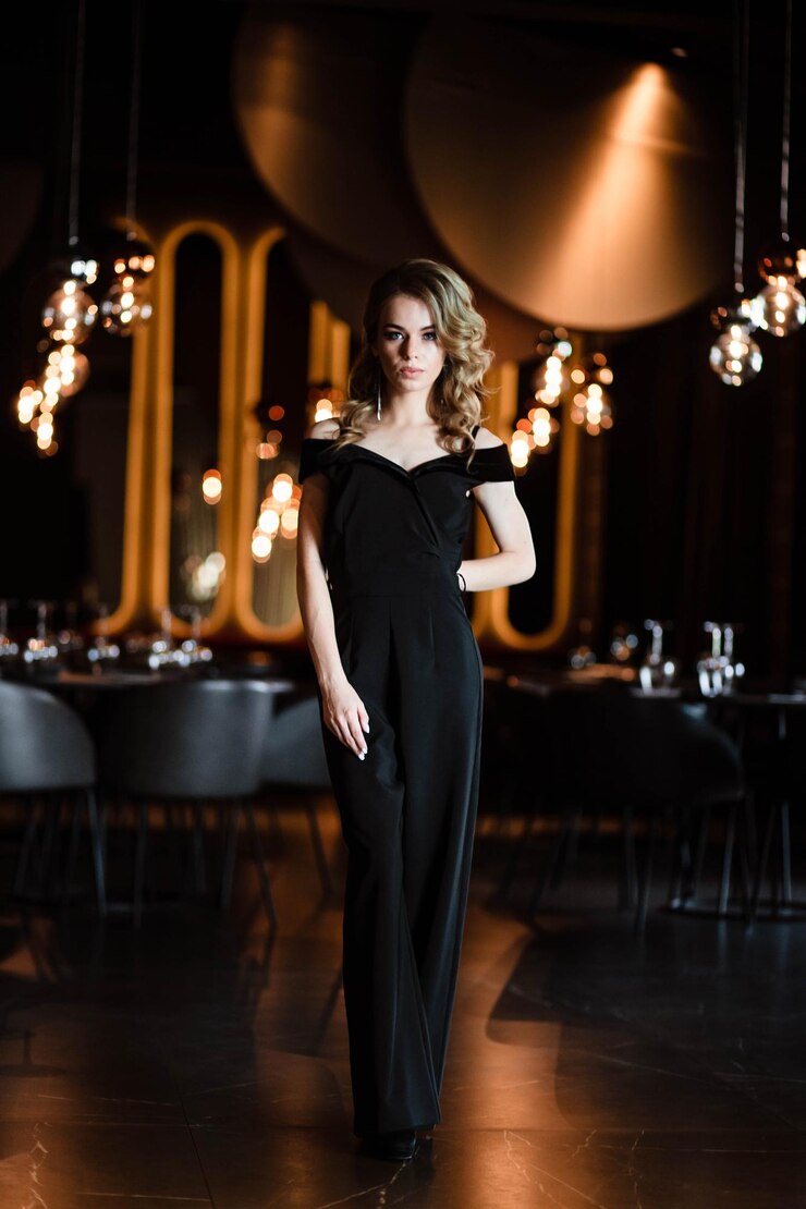 Foto schöne blonde junge mädchen porträt eines jungen mädchens in einem restaurant junges mädchen in einem restaurant auf schwarzem hintergrund porträt eines mädchens in einem schwarzen kleid junges mädchen
