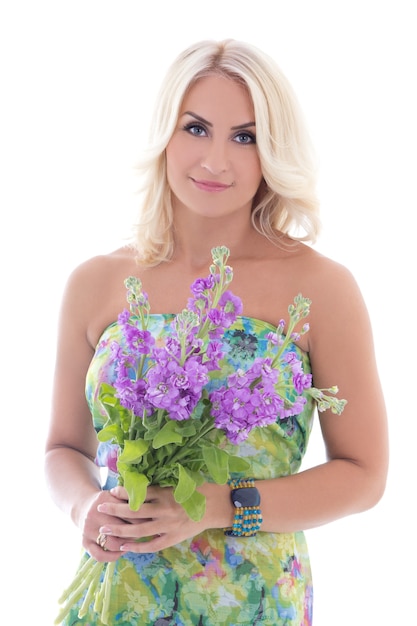 Schöne Blondine im Kleid mit Sommerblumen auf weißem Hintergrund