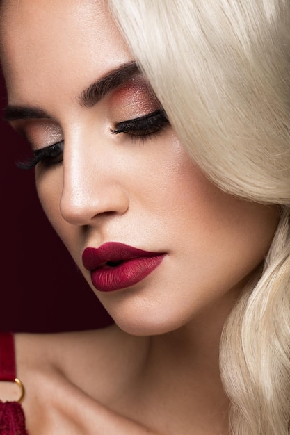 Schöne Blondine in Hollywood-Manier mit Locken, roten Lippen, Dessous, Schönheit, Gesicht und Haaren