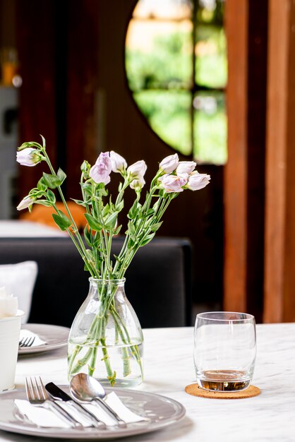 schöne Blume in der Vase auf Esstisch