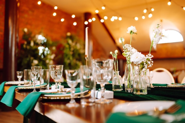 Schöne Blumen auf dem Tisch am Hochzeitstag Schöne Tischdekoration für einen Partyempfang.