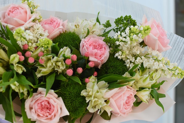 Schöne Blumen auf dem Tisch Blumensalon Frauentag Blumenlieferung